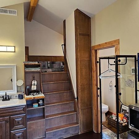 Beautiful Riverfront Near Mt Bachelor With Hot Tub Bend Exterior photo