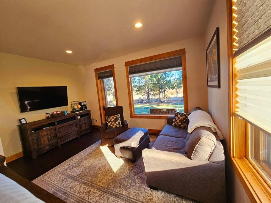 Beautiful Riverfront Near Mt Bachelor With Hot Tub Bend Exterior photo