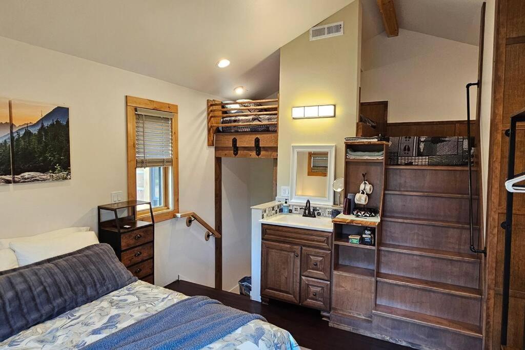 Beautiful Riverfront Near Mt Bachelor With Hot Tub Bend Exterior photo