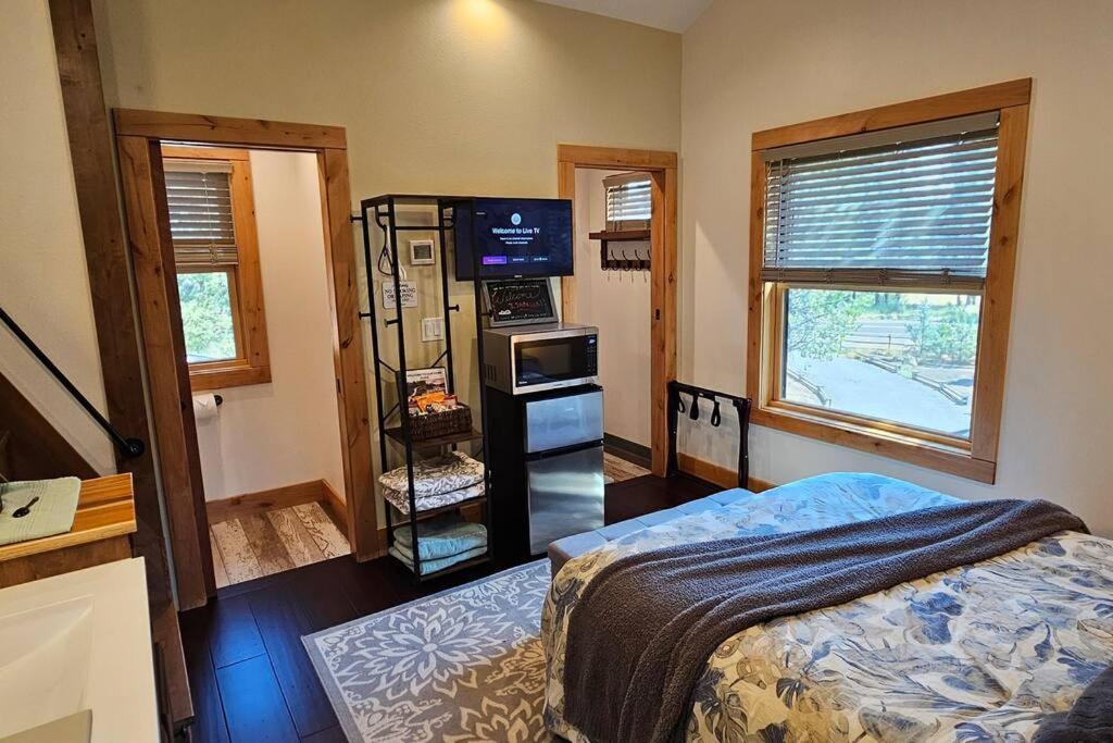Beautiful Riverfront Near Mt Bachelor With Hot Tub Bend Exterior photo