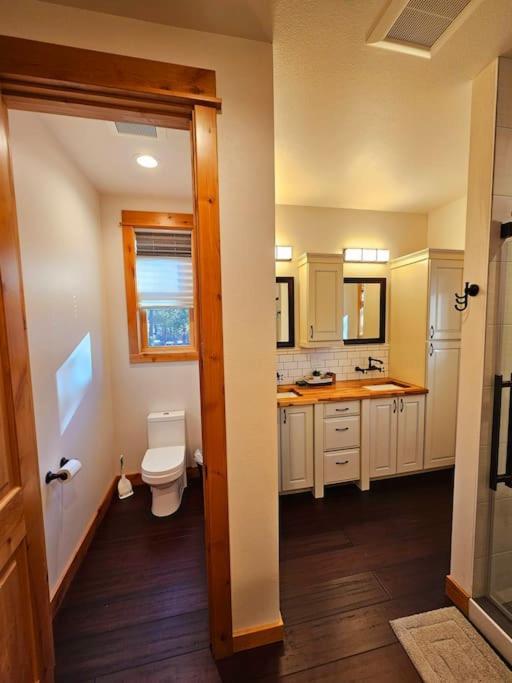 Beautiful Riverfront Near Mt Bachelor With Hot Tub Bend Exterior photo