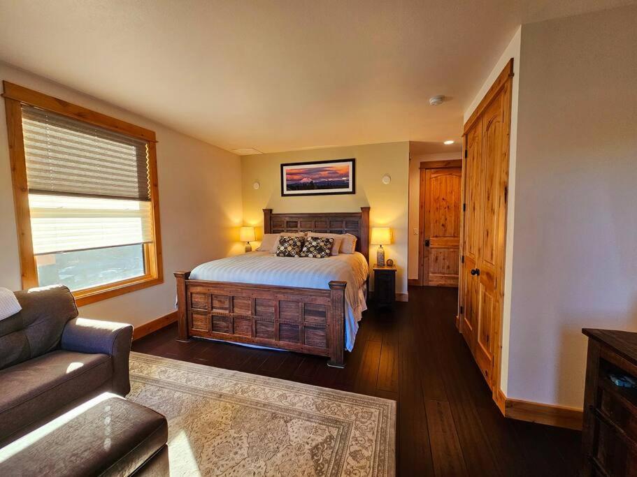 Beautiful Riverfront Near Mt Bachelor With Hot Tub Bend Exterior photo